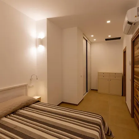 Newly Renovated 13a *