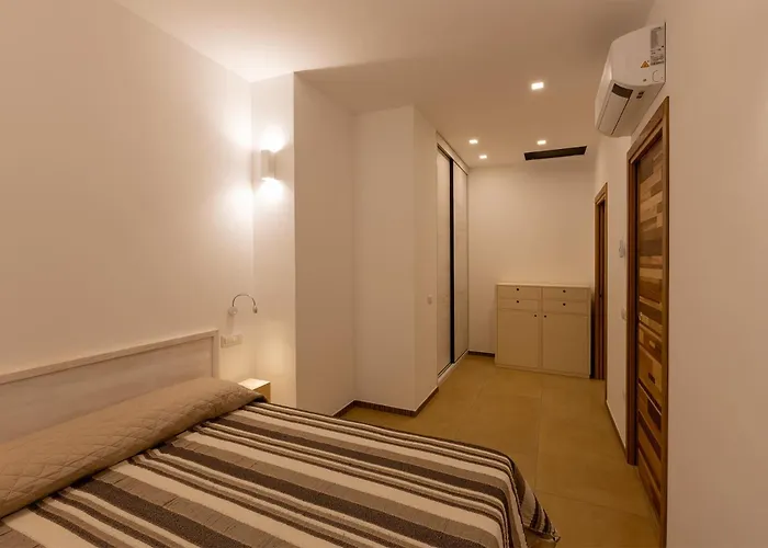 Newly Renovated 13a *